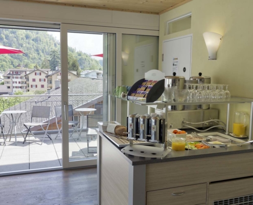 Breakfast buffet with a view of Interlaken Switzerland at Alplodge Hostel - Frühstück mit Aussicht im Alplodge hostel