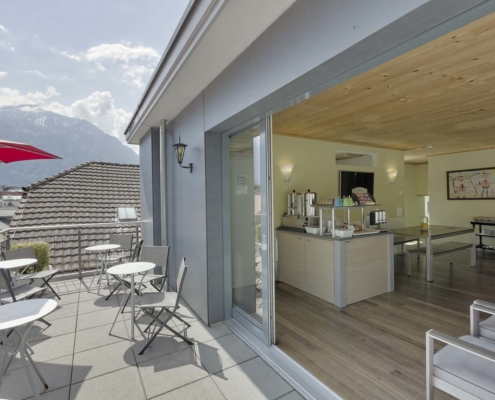 Penthouse Lounge mit Dachterrasse im Alplodge Hostel in Interlaken