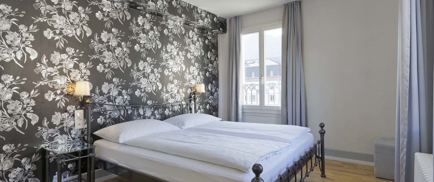 Doppelzimmer mit Design-Tapeten im Hotel Alplodge Interlaken