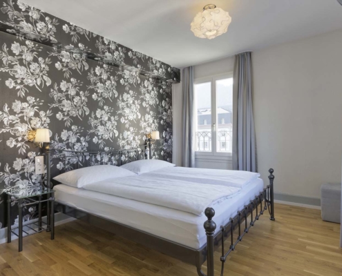 Doppelzimmer mit Design-Tapeten im Hotel Alplodge Interlaken