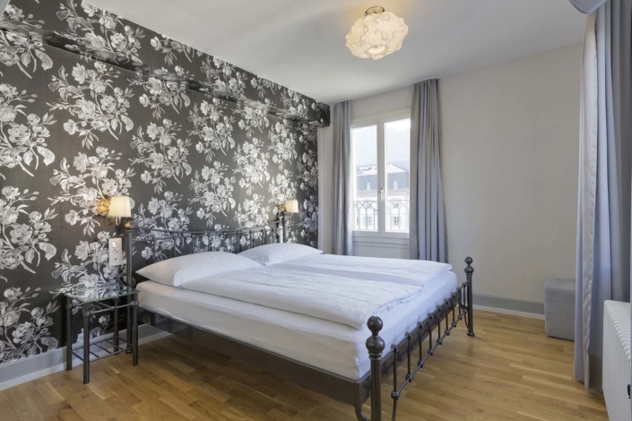 Doppelzimmer mit Design-Tapeten im Hotel Alplodge Interlaken