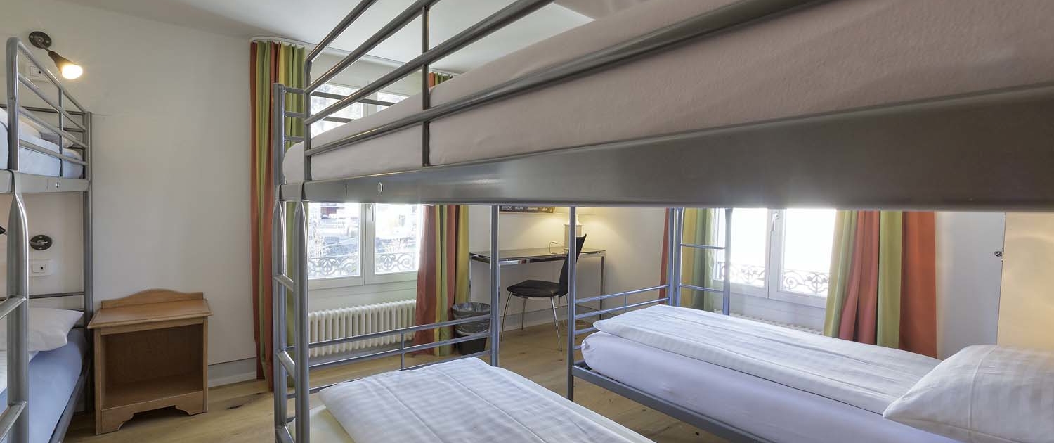 Helle Mehrbettzimmer im Alplodge Hostel Interlaken