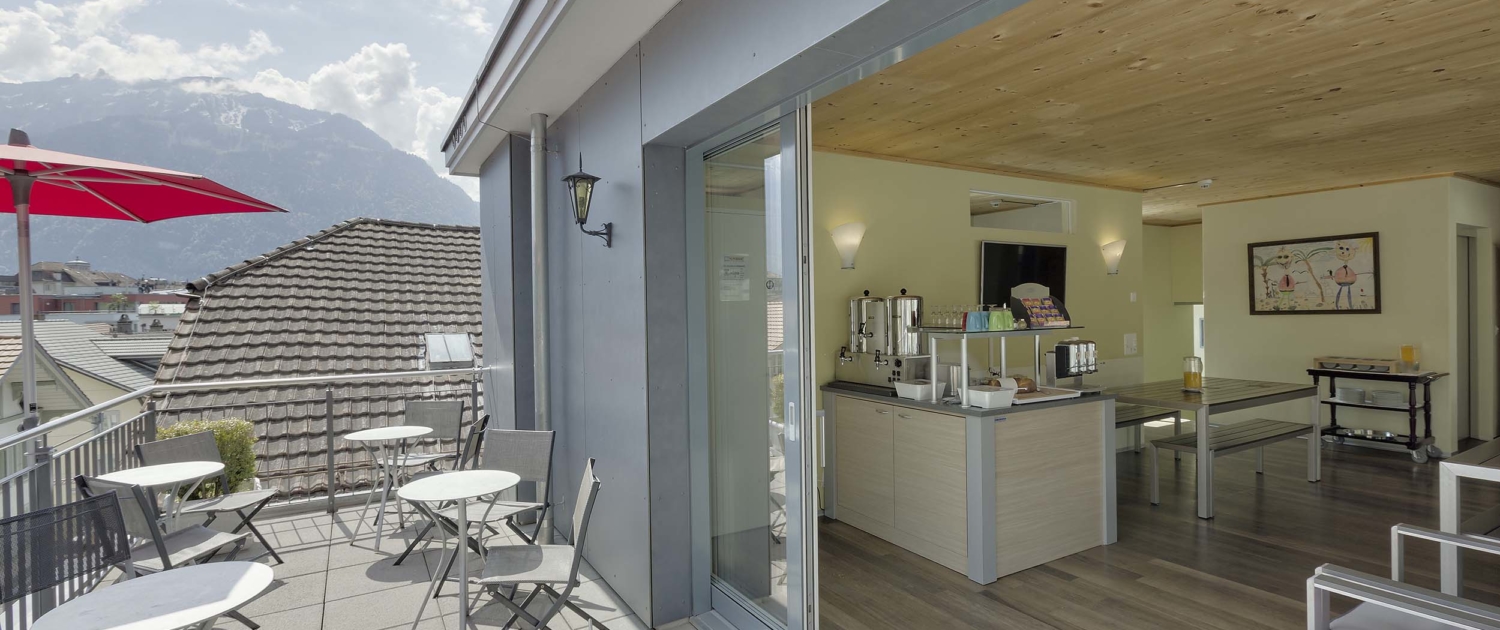 Penthouse Lounge, Dachterrasse, Gemeinschaftsküche und Frühstücksraum im Alplodge Hostel in Interlaken