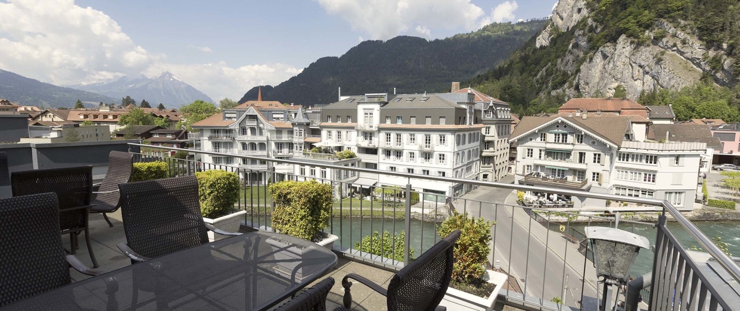 Blick von der Penthouse Lounge des Alplodge Hostels in Interlaken